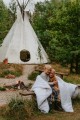 Dzieci bawiące się w środowisku naturalnym, przy tipi, okrywają się naturalną, lekką, ciepłą, oddychającą kołdrą.jpg