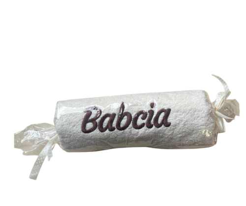 Ręcznik frotte w kolorze ecru z dużym haftem Babcia. Idealny jako prezent na Dzień Babci. Zapakowany prezentowo w folię i wstążeczki. Partner-tex.PNG